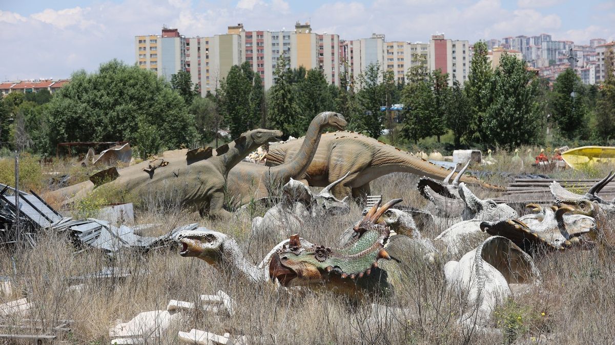 Fotky: Za Ankarou straší dinosauři, z Erdoganova parku je pomník plýtvání